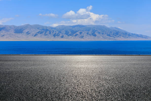 asphalt road and lake scenery in xinjiang - 塞里木湖 個照片及圖片檔