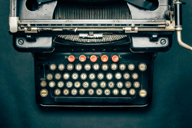 detalhe de máquina de escrever vintage, objeto interessante, mistura de arte, cultura e engenharia histórica. - typing typewriter keyboard typewriter concepts - fotografias e filmes do acervo