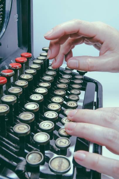 ビンテージタイプライターの詳細、興味深いオブジェクト、芸術、文化、歴史工学のミックスを入力する女性の手。 - newspaper typewriter the media obsolete ストックフォトと画像