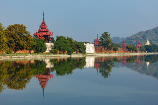 королевский дворец мандалай в мьянме - burmese culture myanmar pagoda dusk стоковые фото и изображения