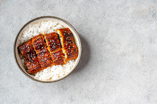 Unagi donburi It consists of a donburi type large bowl filled with steamed white rice, and topped with fillets of eel (unagi) grilled in a style known as kabayaki, similar to teriyaki.