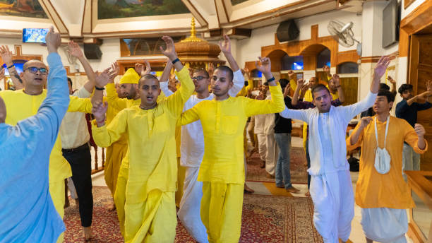 eine gruppe von devotee, iskcon, auch bekannt als international society for krishna consciousness, ist ein hindu-tempel, der radhe krishna gewidmet ist: neu-delhi, delhi, indien - 03 02 2023 - international society for krishna consciousness stock-fotos und bilder