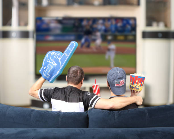 야구 팬. 아버지와 아들이 tv를 보고 있다. 미국 - baseball stadium fan sport 뉴스 사진 이미지