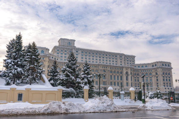 большое здание дворца парламента, также известное как народный дом (casa poporului) на площади конститутивей (piata constitutiei) в бухаресте, румыния, вост - constitutiei стоковые фото и изображения