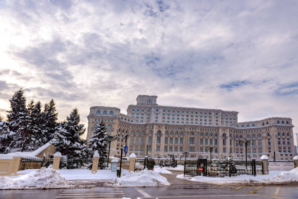 большое здание дворца парламента, также известное как народный дом (casa poporului) на площади конститутивей (piata constitutiei) в бухаресте, румыния, вост - constitutiei стоковые фото и изображения