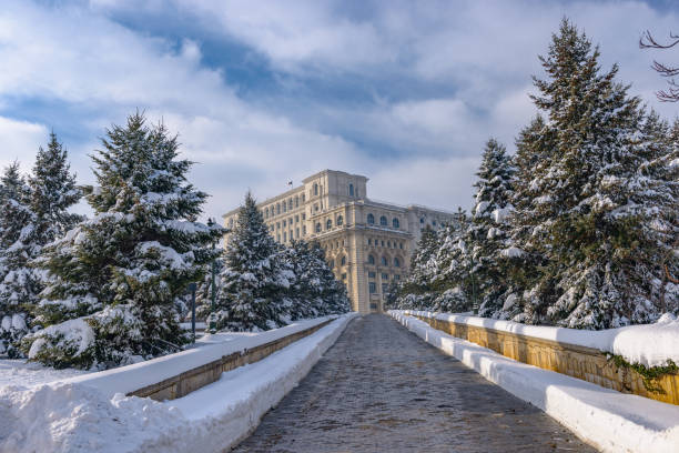 большое здание дворца парламента, также известное как народный дом (casa poporului) на площади конститутивей (piata constitutiei) в бухаресте, румыния, вост - constitutiei стоковые фото и изображения