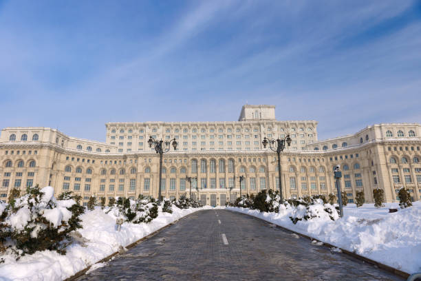 большое здание дворца парламента, также известное как народный дом (casa poporului) на площади конститутивей (piata constitutiei) в бухаресте, румыния, вост - constitutiei стоковые фото и изображения