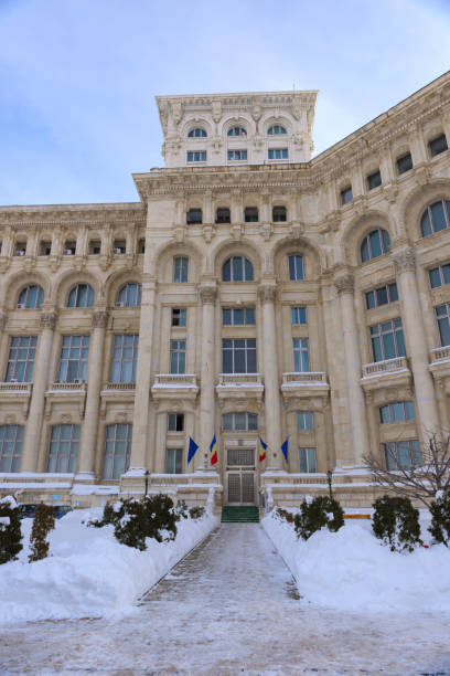 большое здание дворца парламента, также известное как народный дом (casa poporului) на площади конститутивей (piata constitutiei) в бухаресте, румыния, вост - constitutiei стоковые фото и изображения
