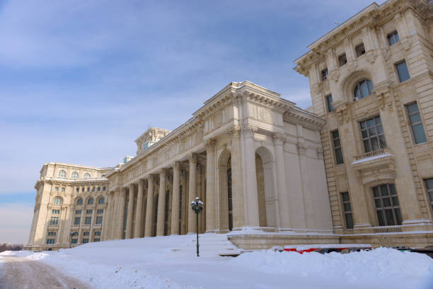 большое здание дворца парламента, также известное как народный дом (casa poporului) на площади конститутивей (piata constitutiei) в бухаресте, румыния, вост - constitutiei стоковые фото и изображения