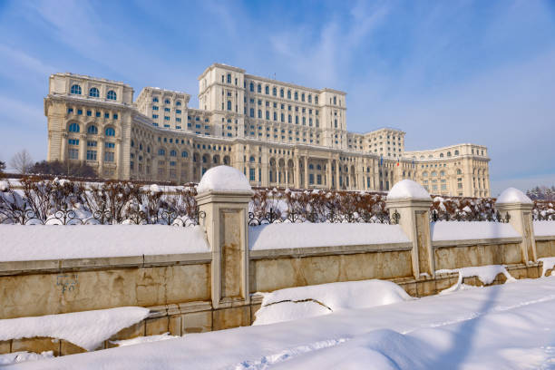 большое здание дворца парламента, также известное как народный дом (casa poporului) на площади конститутивей (piata constitutiei) в бухаресте, румыния, вост - constitutiei стоковые фото и изображения