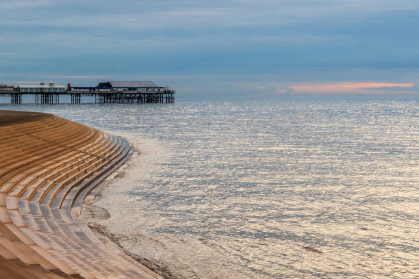 блэкпул на закате - blackpool pier стоковые фото и изображения