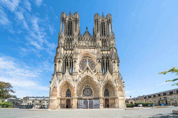 catedral de reims, france - cathedral gothic style indoors church - fotografias e filmes do acervo