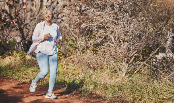 фитнес, счастливая и пожилая женщина, бегущая на природе для кардио, утренней мотивации и марафонских тренировок в австралии. свобода, оздо� - aging process morning outdoors horizontal стоковые фото и изображения