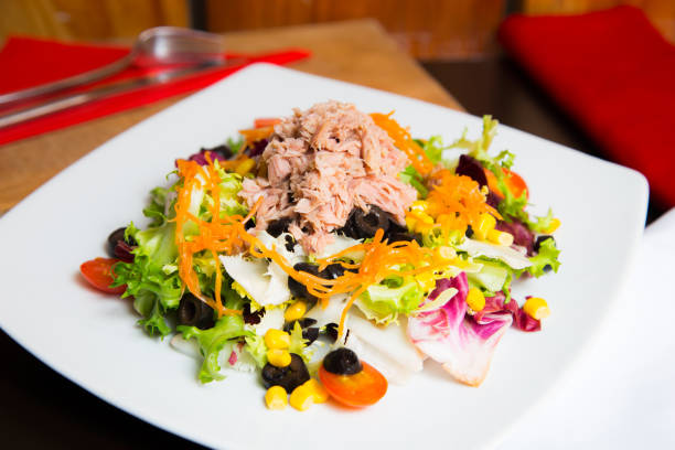 deliciosa ensalada verde con atún y tomate - tuna salad sandwich fotografías e imágenes de stock