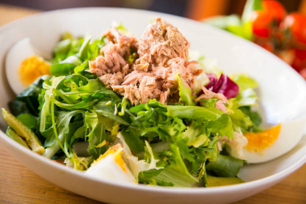 deliciosa ensalada verde con atún y tomate - tuna salad sandwich fotografías e imágenes de stock