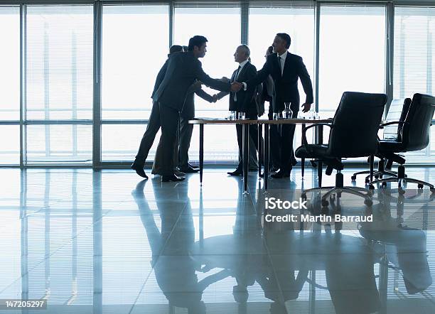 Business Persone Agitare Le Mani In Sala Conferenze - Fotografie stock e altre immagini di Affari