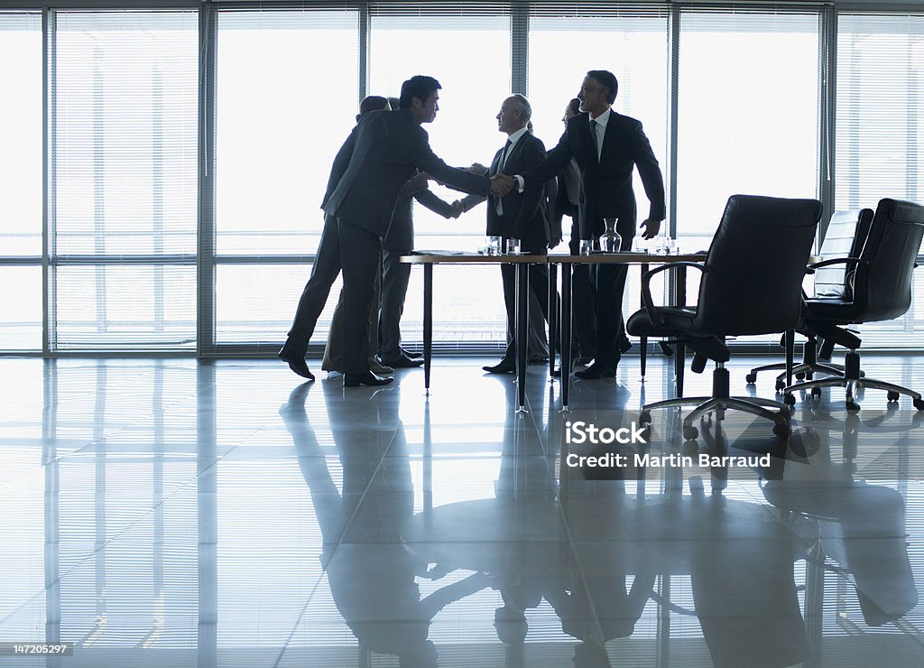 Pessoas de negócios, apertando as mãos "na sala de conferências - Foto de stock de Negócios royalty-free