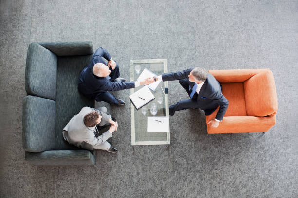 empresários, apertando as mãos "na mesa de café em escritório do lobby - opportunity handshake job business - fotografias e filmes do acervo