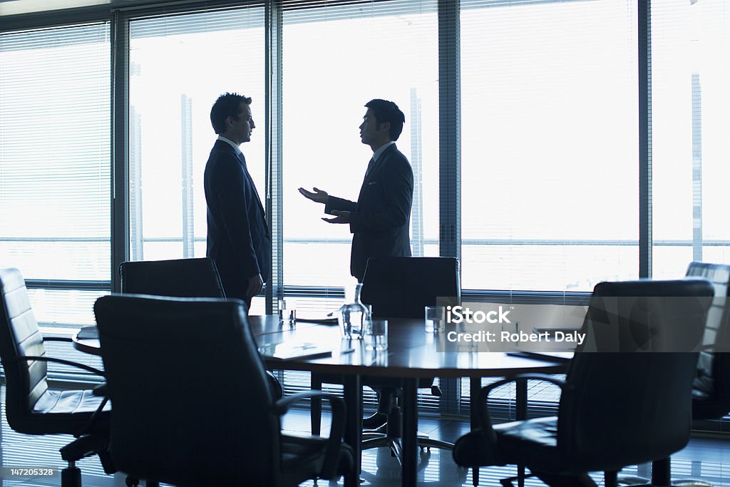 ビジネスマン話す顔、顔、顔のコンファレンスルーム - 話し合いのロイヤリティフリーストックフォト
