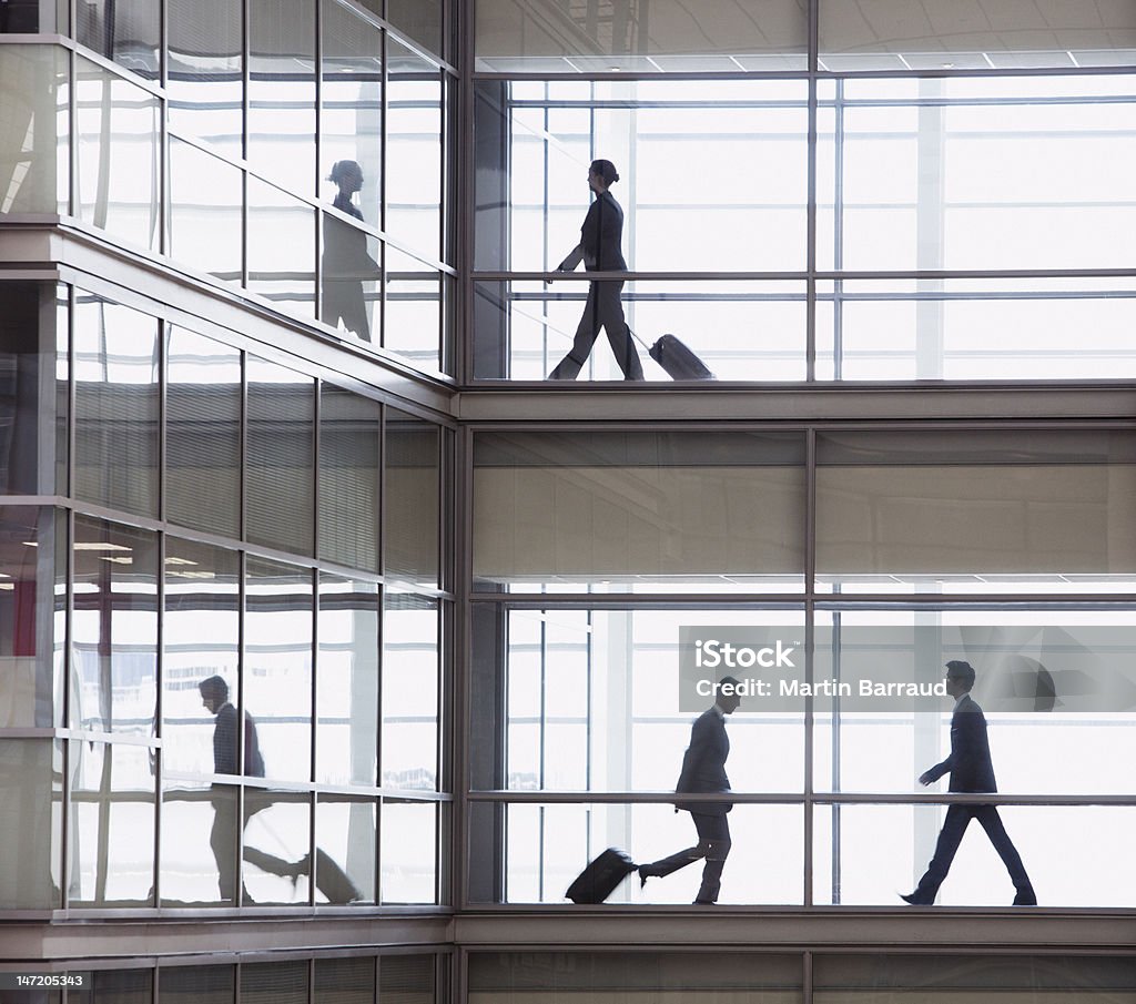Geschäftsleute gehen zusammen in modernen Büro-Korridor - Lizenzfrei Japanischer Abstammung Stock-Foto