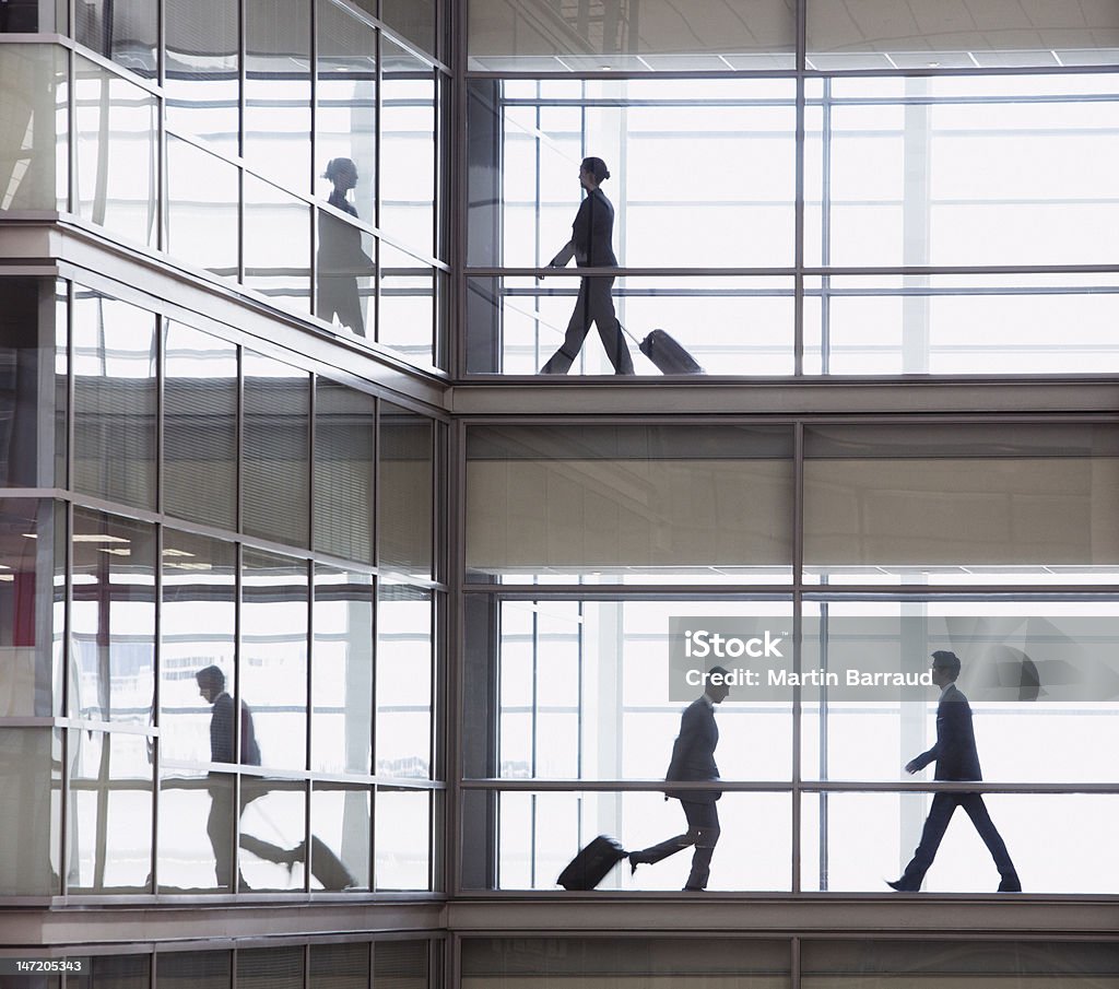 Hommes d'affaires marchant le long couloir de bureau moderne - Photo de Japonais libre de droits