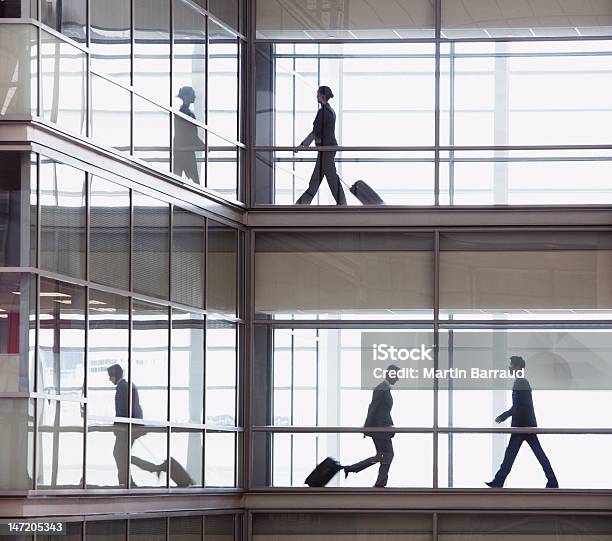 Photo libre de droit de Hommes Daffaires Marchant Le Long Couloir De Bureau Moderne banque d'images et plus d'images libres de droit de Japonais