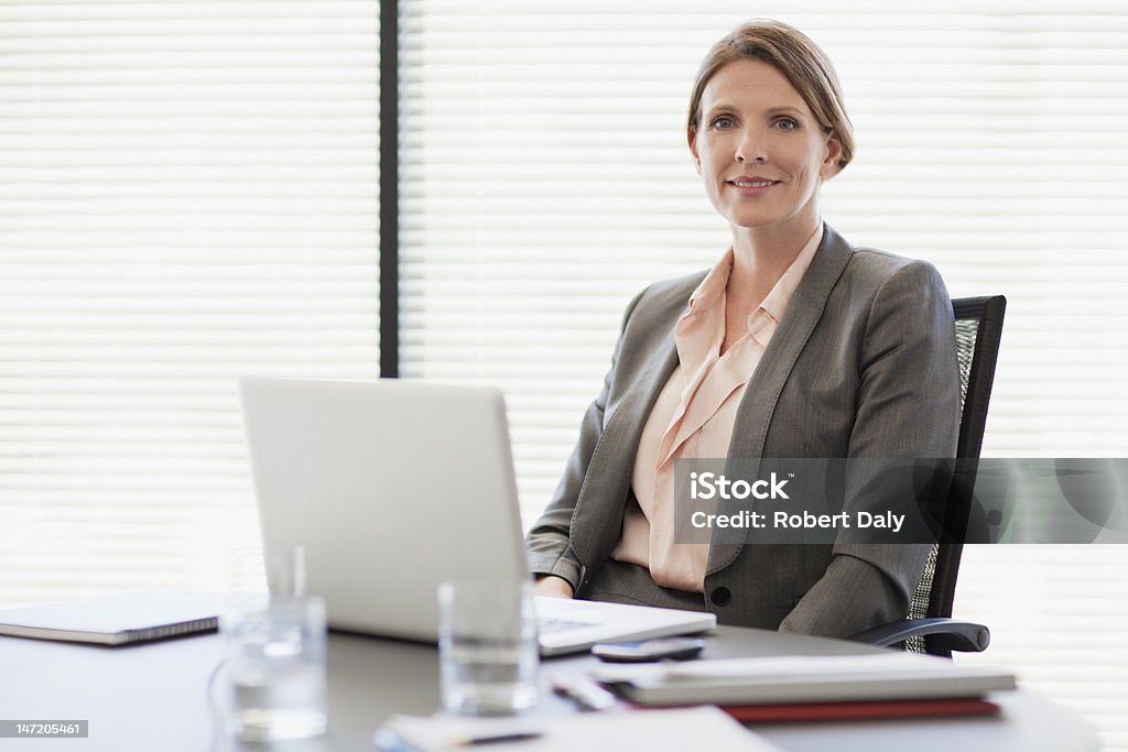 Porträt von lächelnd Geschäftsfrau mit laptop - Lizenzfrei 40-44 Jahre Stock-Foto