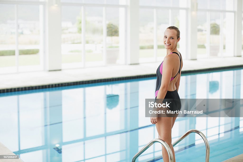 Retrato de mulher sorridente em pé na beira da piscina - Royalty-free 18-19 Anos Foto de stock