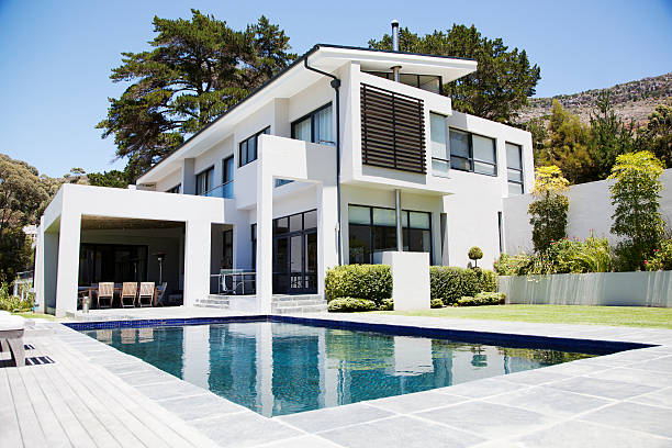 modern home with swimming pool - 低角度觀看 圖片 個照片及圖片檔