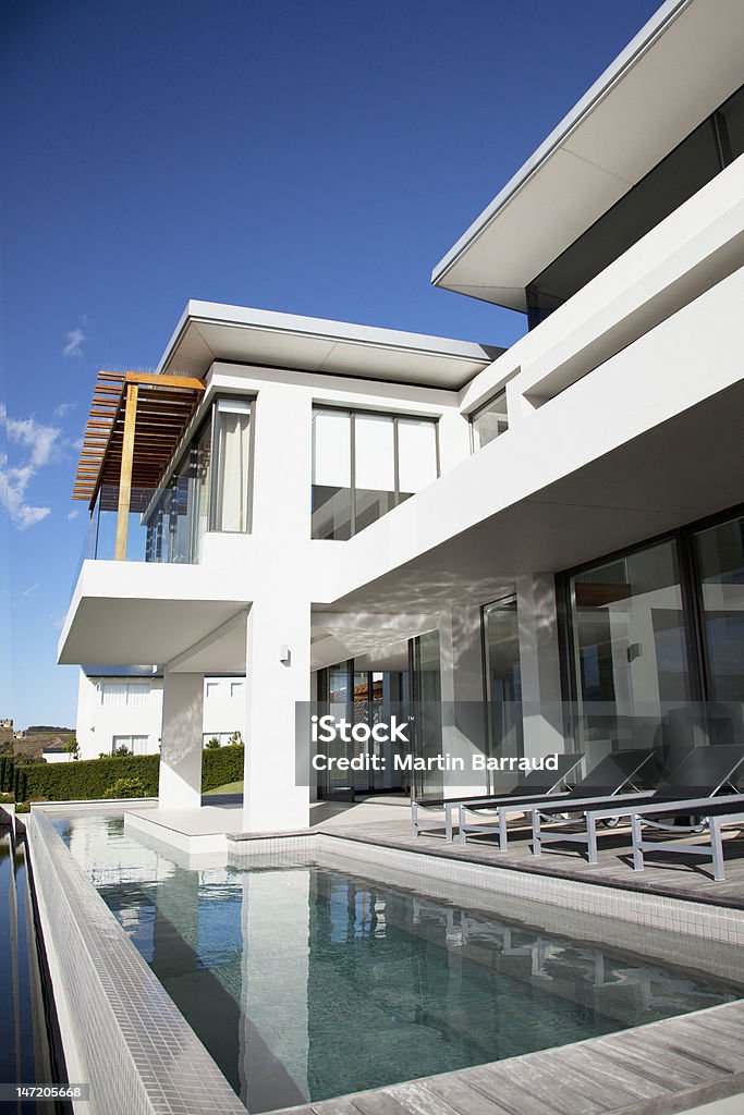 Casa moderna con piscina - Foto stock royalty-free di Lusso