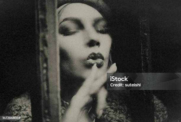 Riflessione Specchio Viso Di Donna Di Bello Pensoso - Fotografie stock e altre immagini di Bianco e nero - iStock