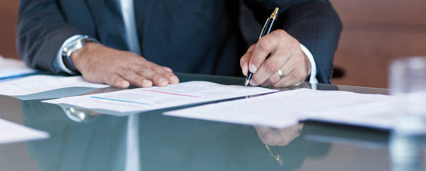 biznesmen podpisania umowy w tabeli - contract signing businessman business zdjęcia i obrazy z banku zdjęć
