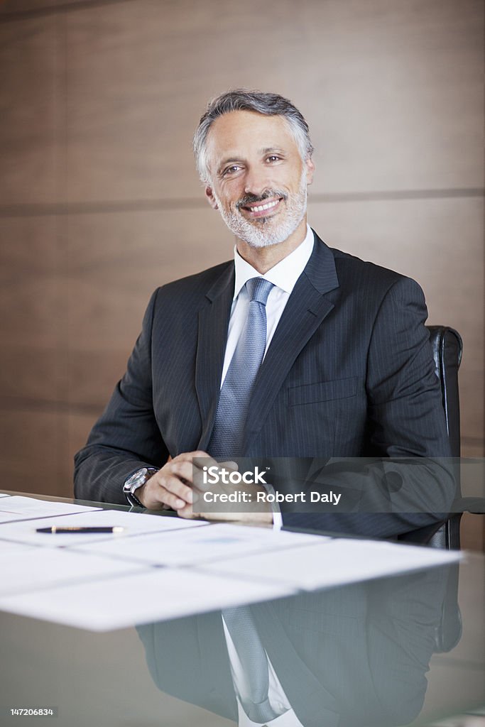 Retrato de la sonriente hombre de negocios - Foto de stock de 45-49 años libre de derechos