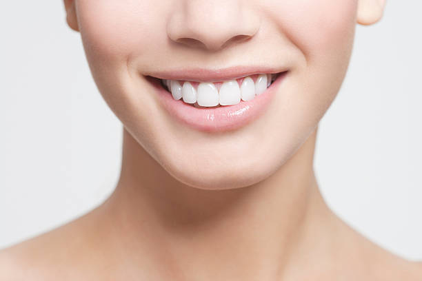 primo piano di donna sorridente bocca - human mouth foto e immagini stock
