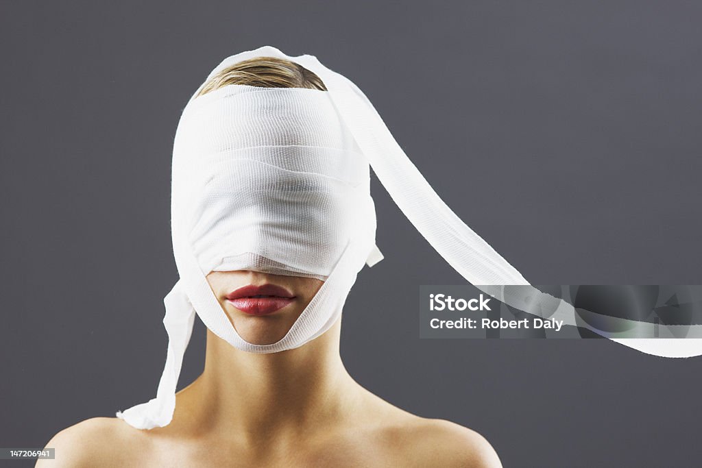 밴디지 커버링 여성 얼굴 - 로열티 프리 성형수술 스톡 사진