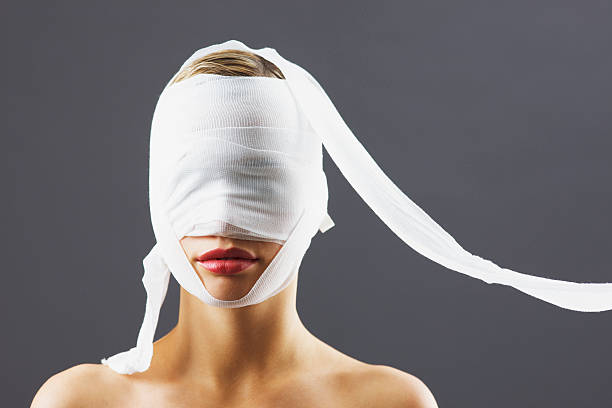 ligadura cobrindo o rosto da mulher - bandage imagens e fotografias de stock