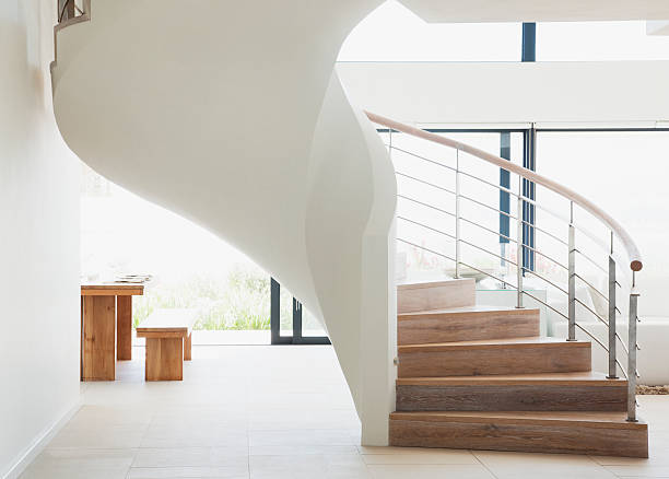 escalera curva en casa moderna - residential structure architecture home interior indoors fotografías e imágenes de stock