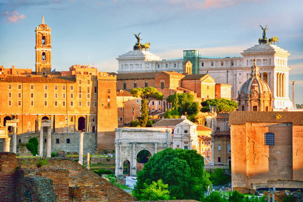 forum romanum bei sonnenaufgang, italien - rome sunlight roman forum temple of saturn stock-fotos und bilder