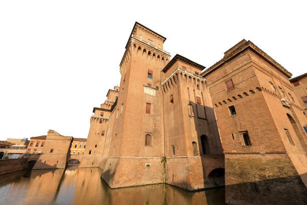 замок эстенсе изолирован на белом фоне - феррара эмилия-романья италия - ferrara castle brick balustrade стоковые фото и изображения