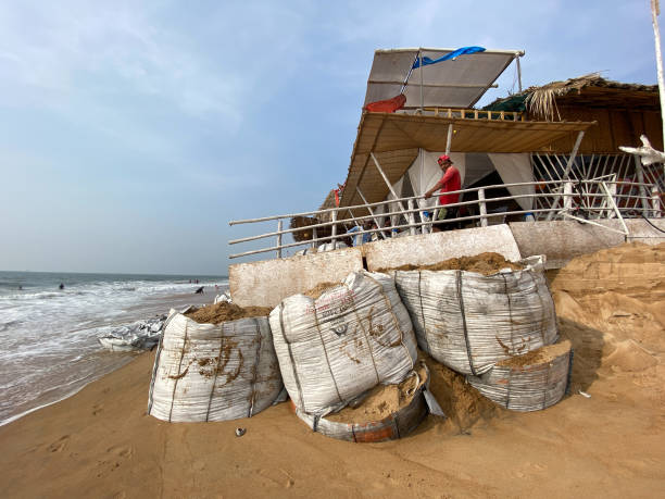 해변 식당 판잣집을 보호하기 위해 외부에 쌓인 큰 모래 자루 - goa beach india green 뉴스 사진 이미지