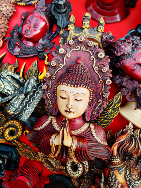 souvenirs en vente à katmandou, népal. des souvenirs, y compris des sculptures de bouddha, sont en vente sur le marché. kumari souvenir. - durbar square photos et images de collection
