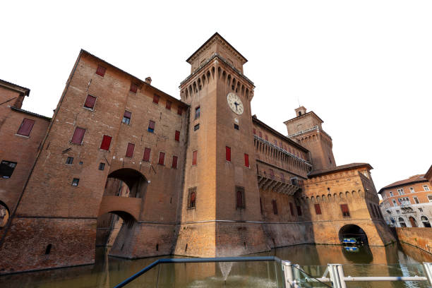 замок эстенсе изолирован на белом фоне - феррара эмилия-романья италия - ferrara castle brick balustrade стоковые фото и изображения