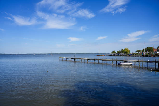 vue du steinhuder meer près de hanovre en basse-saxe. paysage au bord du lac avec la nature environnante. - steinhuder meer photos et images de collection