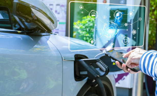 Woman using smartphone paying service in app on blur EV car charging at electric car charging station. EV car charging point. Electric vehicle fast charge. Sustainable power for reduce carbon emission mujer usando el servicio de pago de teléfonos inteligentes en la aplicación sobre la carga borrosa del automóvil ev en la estación de carga del automóvil eléctrico. punto de recarga para coches eléctricos. vehículo eléctrico de carga rápida. ener