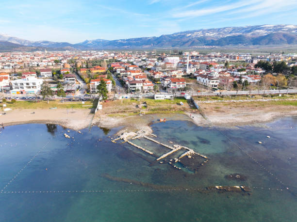 vue aérienne de la basilique aziz neophytos (d’après isa 740) sous le lac iznik à bursa, turquie. - iznik photos et images de collection