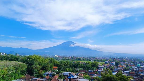 istock Mountain in the urban village 1472085680