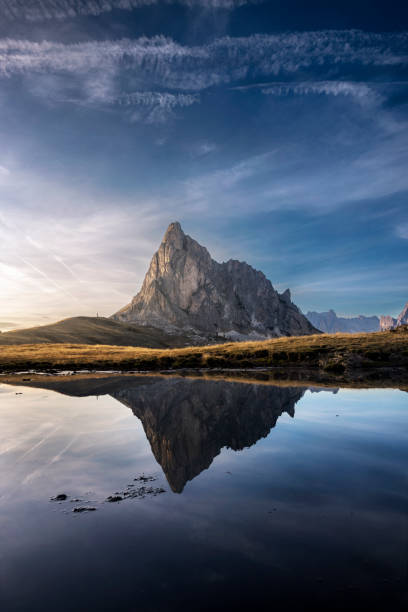 monte ra gusela refletindo em uma lagoa em passo giau, cortina d'ampezzo, itália - belluno veneto european alps lake - fotografias e filmes do acervo