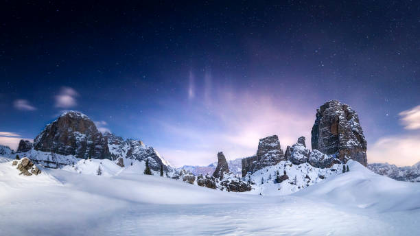 notte stellata sulle cinque torri su un paesaggio invernale innevato a cortina d'ampezzo, italia - tofane foto e immagini stock