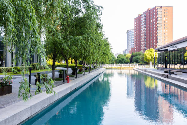 istock Artificial Pool In Park Of Financial District 1472109254