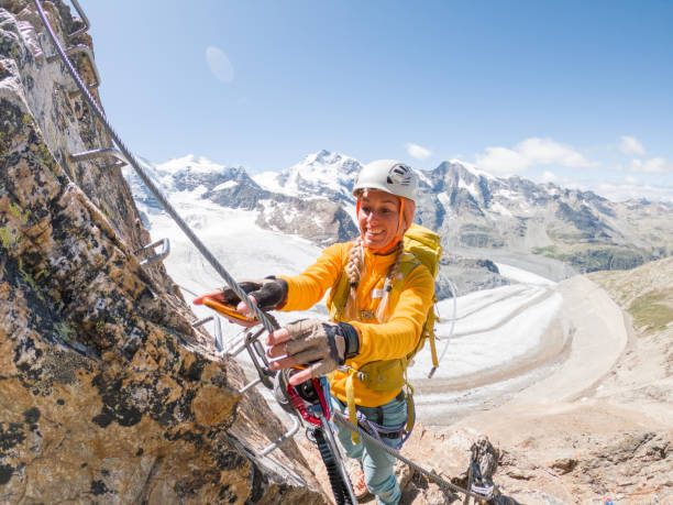 junge frau auf dem klettersteig, gletscher dahinter - engadine switzerland europe clear sky stock-fotos und bilder